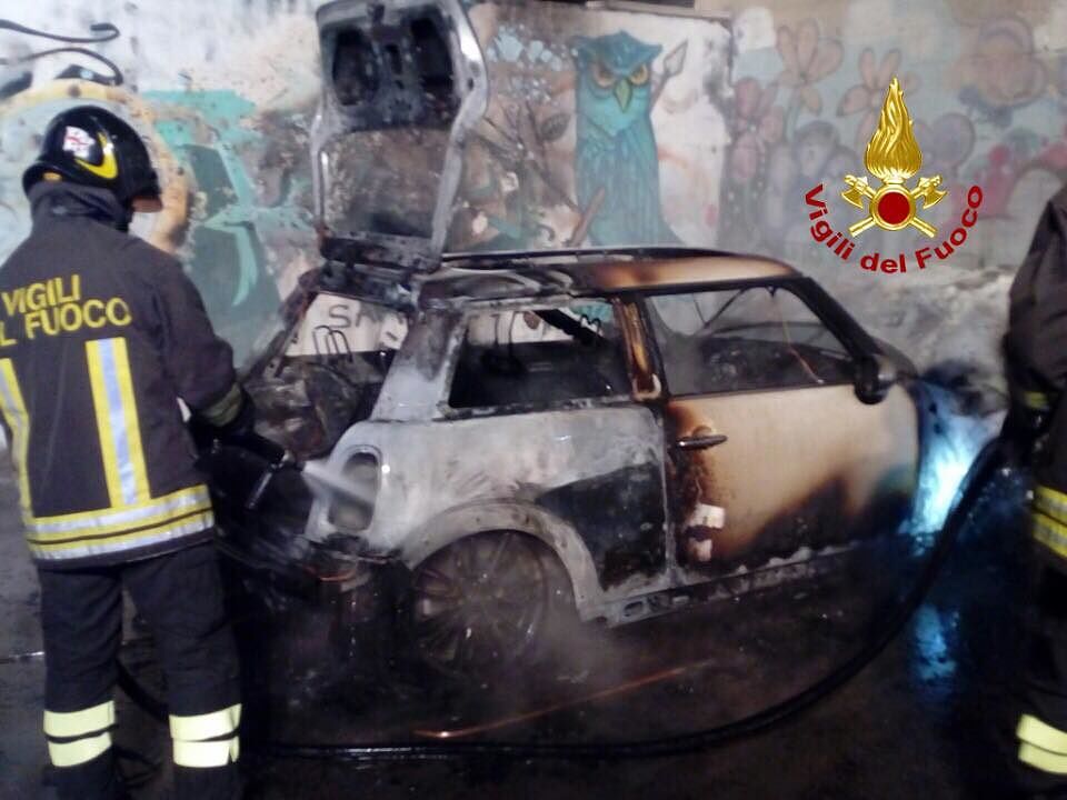 Quartucciu, auto in fiamme in via Oliena: distrutta