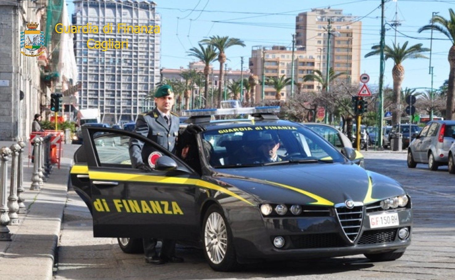 Blitz dei Baschi Verdi in via Roma: sequestrata la merce abusiva venduta dagli extracomunitari