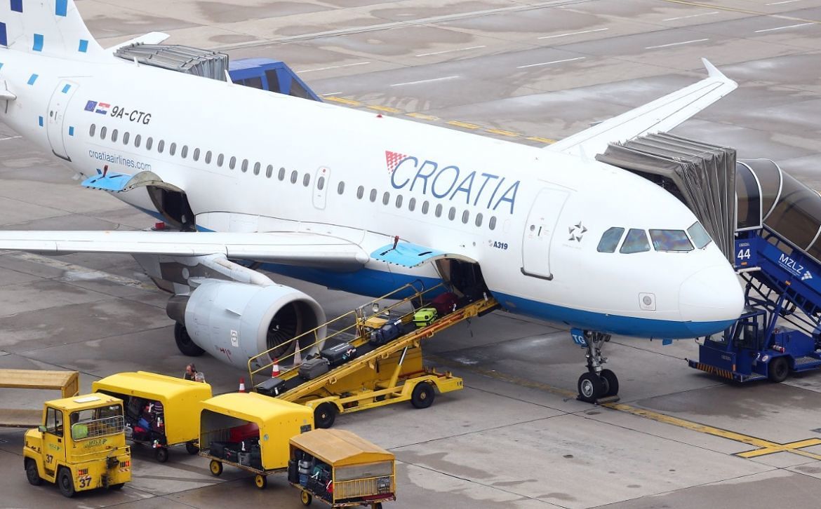 Crepa sul vetro della cabina, atterraggio d’emergenza per aereo Croatia Airlines