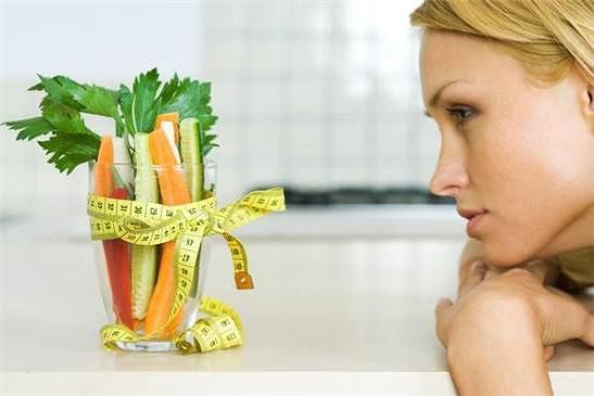Dimagrire in menopausa, la dieta oltre i 50 anni per le donne: occhio al fai da te