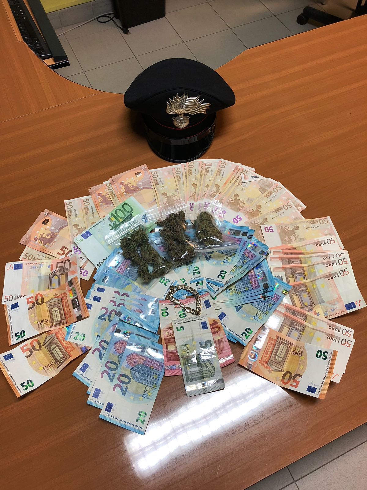 Spinelli, marijuana e oltre 3mila euro frutto dello spaccio: un arresto a San Gavino