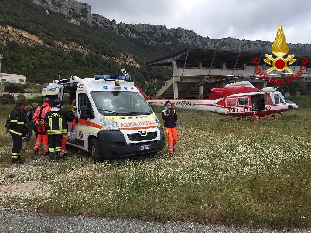 Sardegna, centauro scivola con la moto sulla Ss125: finisce contro il guardrail, è grave