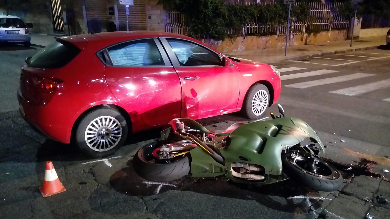 Via Cugia, una moto si schianta contro l’Alfa guidata da un 73enne: centauro in ospedale