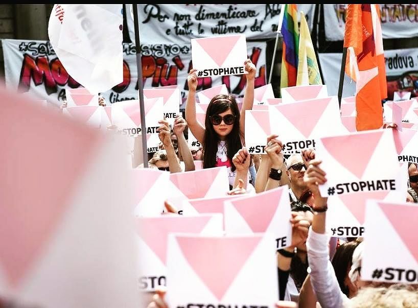 “Sara, torna dalla manifestazione dei Sentinelli e rivela a mamma e papà di essere lesbica”