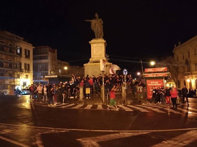 Cagliari, sei ancora in serie A! Grande festa nella notte in piazza Yenne