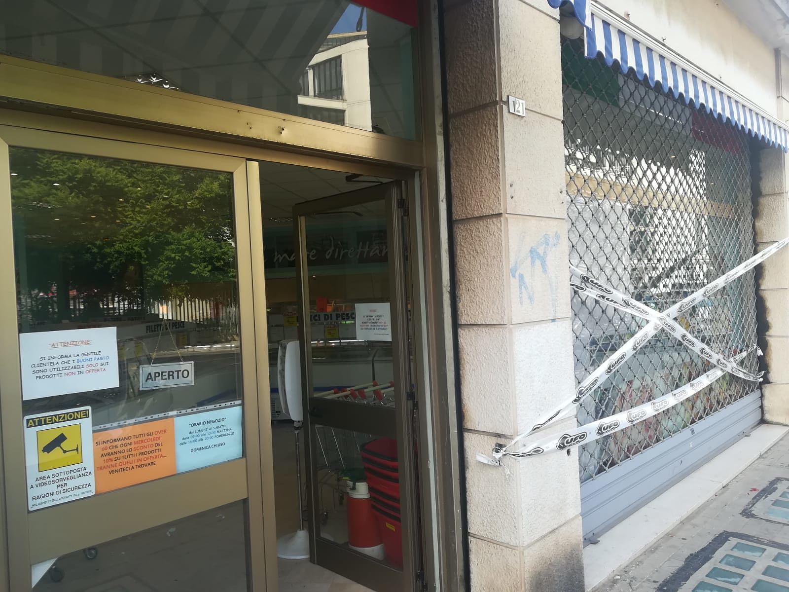 Cagliari, sfondata la vetrata di una surgelateria in via S.Alenixedda: i vandali aprono tutti i frigoriferi