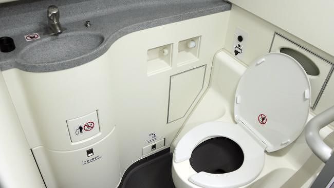 Fa pipì in pubblico in aereo e viene arrestato: lo scandalo in Usa