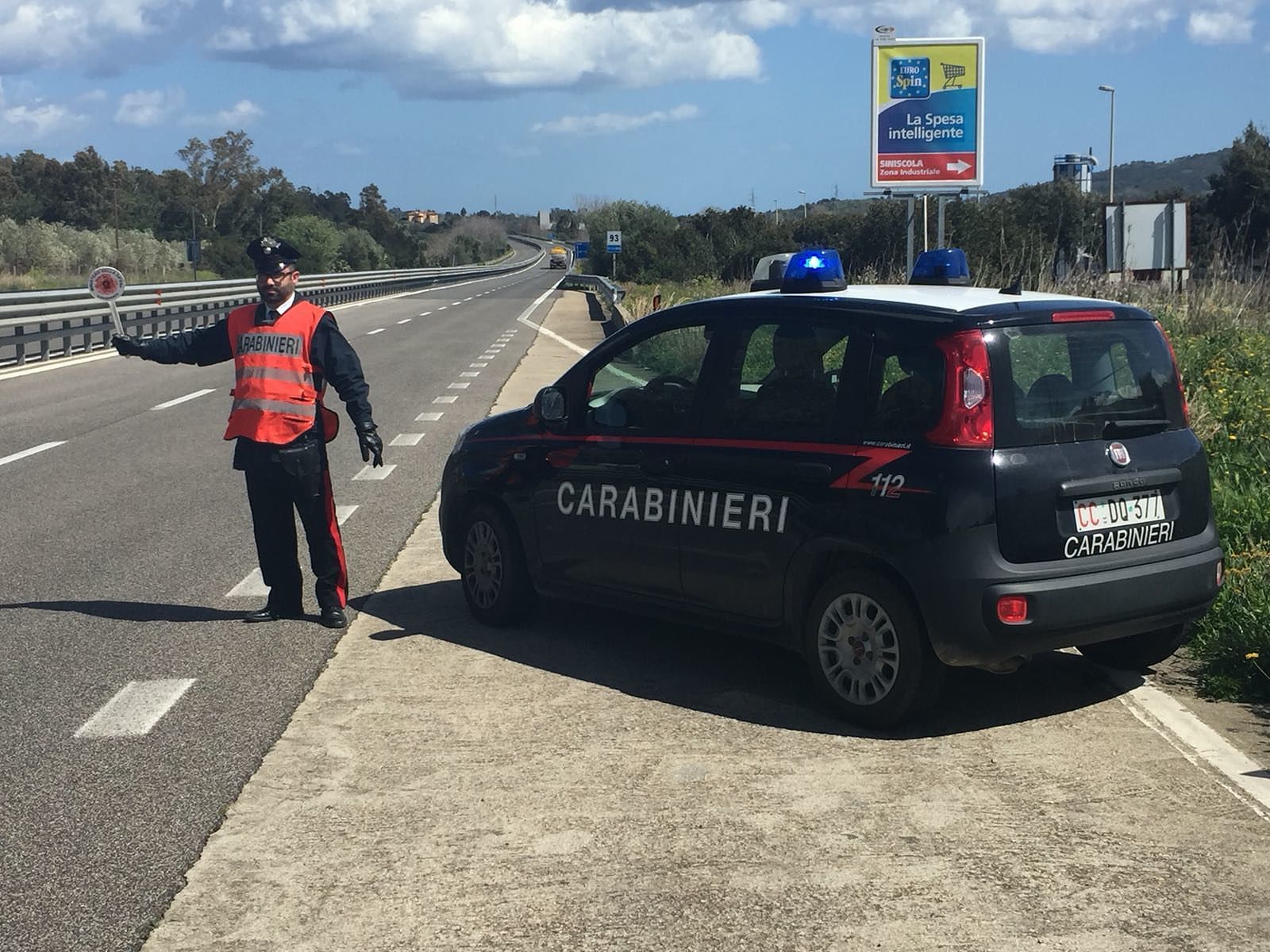 Sardegna, forza il posto di blocco e tenta di investire gli agenti:arrestato