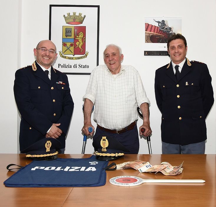 Mamoiada, la gioia del nonnino 92enne: la polizia gli restituisce i soldi rubati da 2 ladri