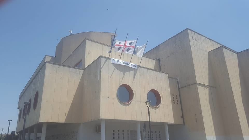 Assemini, Puddu fa ammainare il Tricolore e la bandiera europea del Municipio