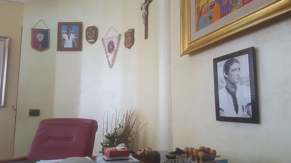 Assemini, Puddu: “La foto di Mattarella resta, ma dalla mia scrivania guardo Gigi Riva”