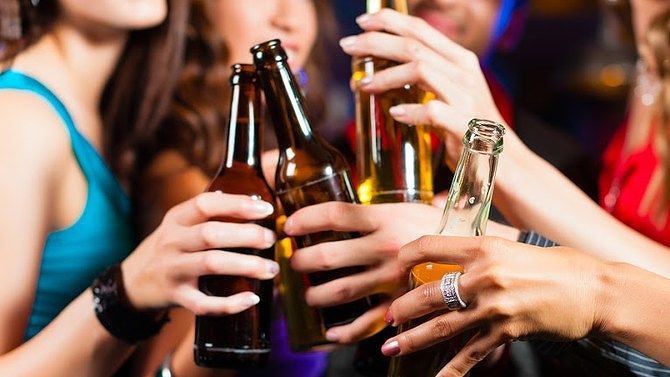 Cagliari, multe ai market che vendono alcol dopo le 24: due sanzioni in piazza Yenne