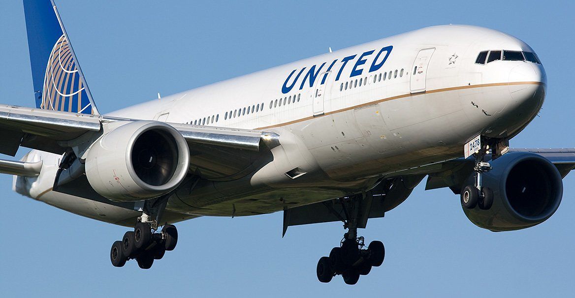 Scoppia un motore, aereo torna indietro e si scatena il panico