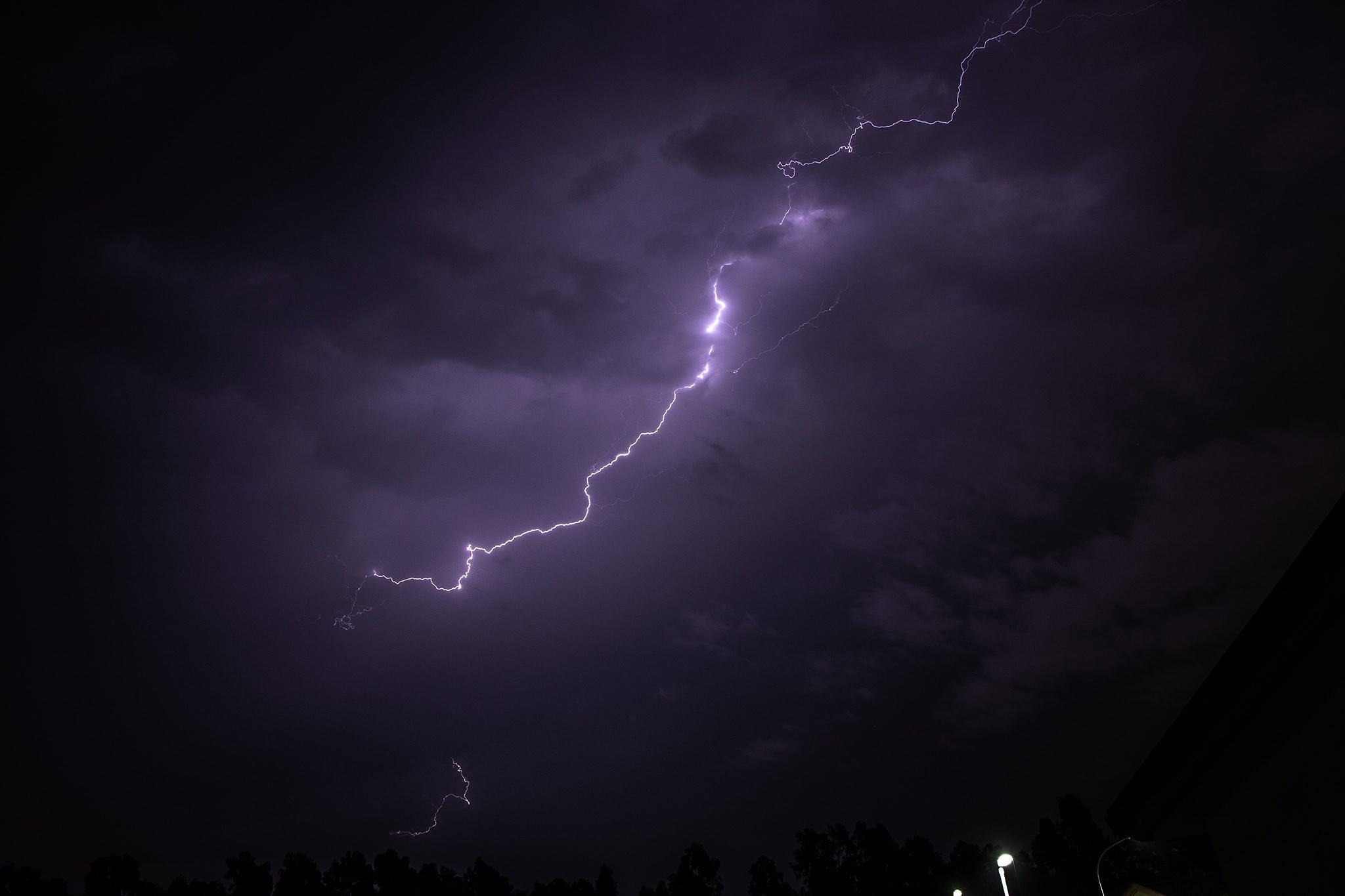 Tempesta di fulmini nella domenica notte su Cagliari e area vasta: temporale a giugno