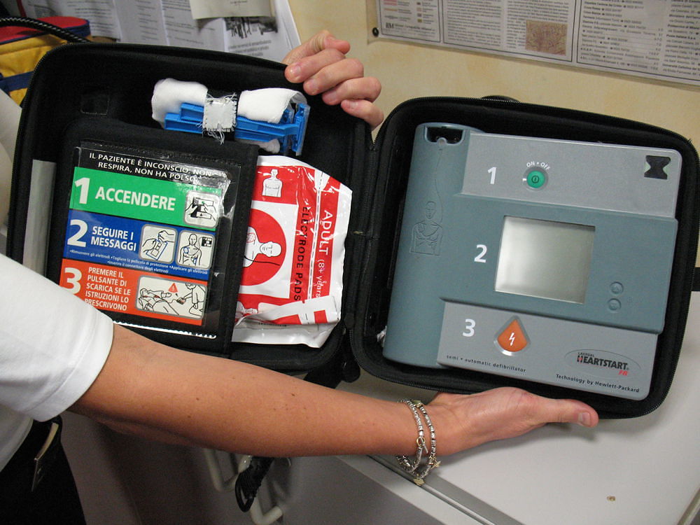 Assemini, svolta-sicurezza nelle scuole: “Un defibrillatore in ogni istituto”