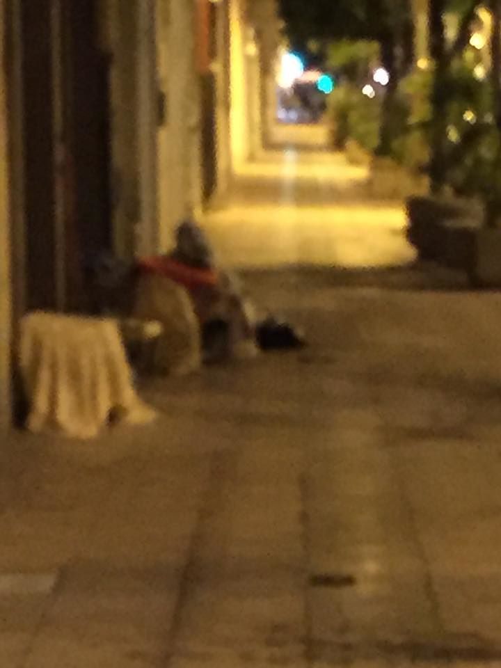 Cagliari, l’amarezza di “Basilio”: “Un povero dorme in via Dante e nel 2018 nessuno lo aiuta”