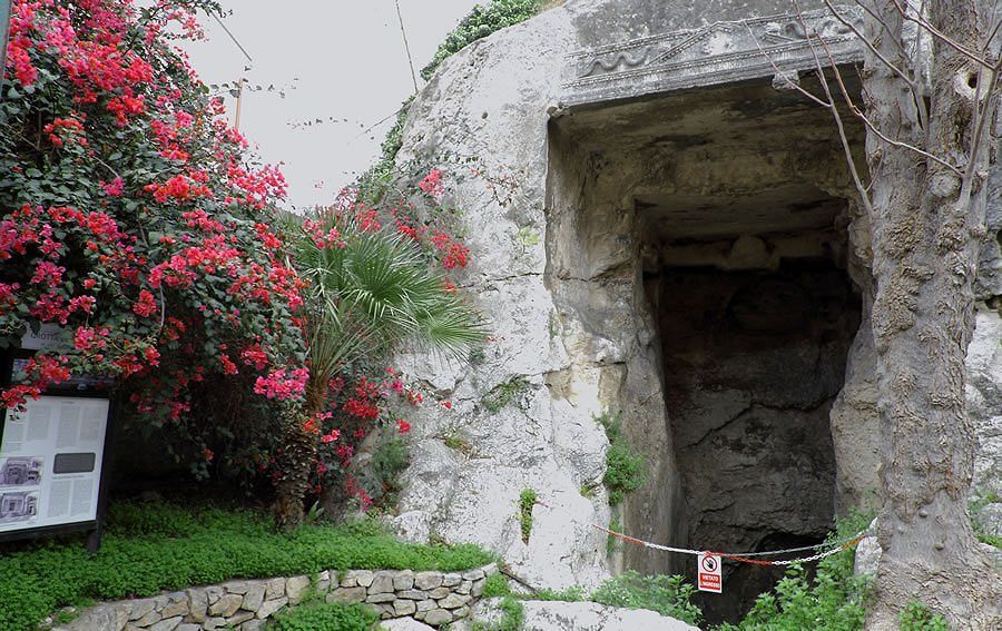 Cagliari, la Grotta della Vipera rischia di crollare