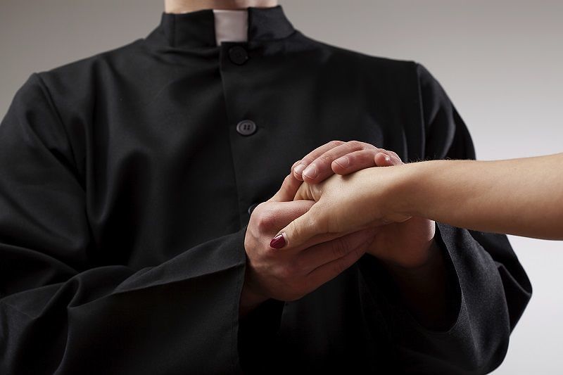 Oristano, uno condannato e l’altro ha una relazione sentimentale: 2 preti cacciati dalla Diocesi