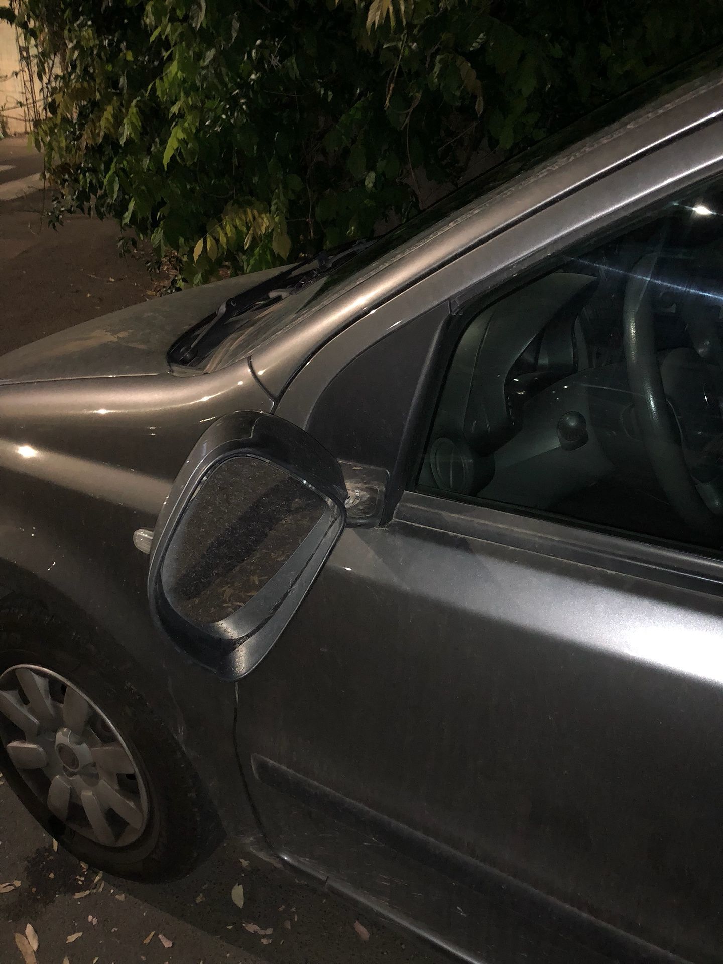 Piazza Italo Stagno in ostaggio dei vandali: “Droga e alcol, alto rischio: subito le telecamere”