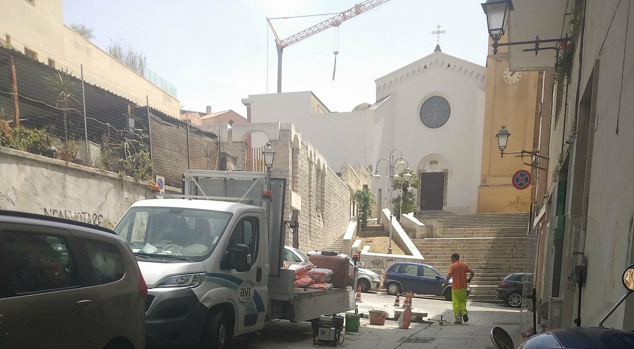 Saltano le mattonelle, pericoli alla Marina: i cittadini segnalano, il Comune interviene