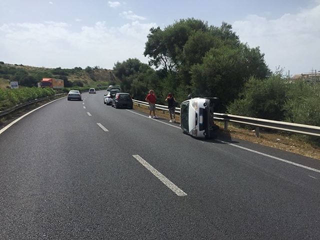 Si ribalta la Chevrolet guidata da una 19enne di Elmas: ferito anche un ragazzo di Pula