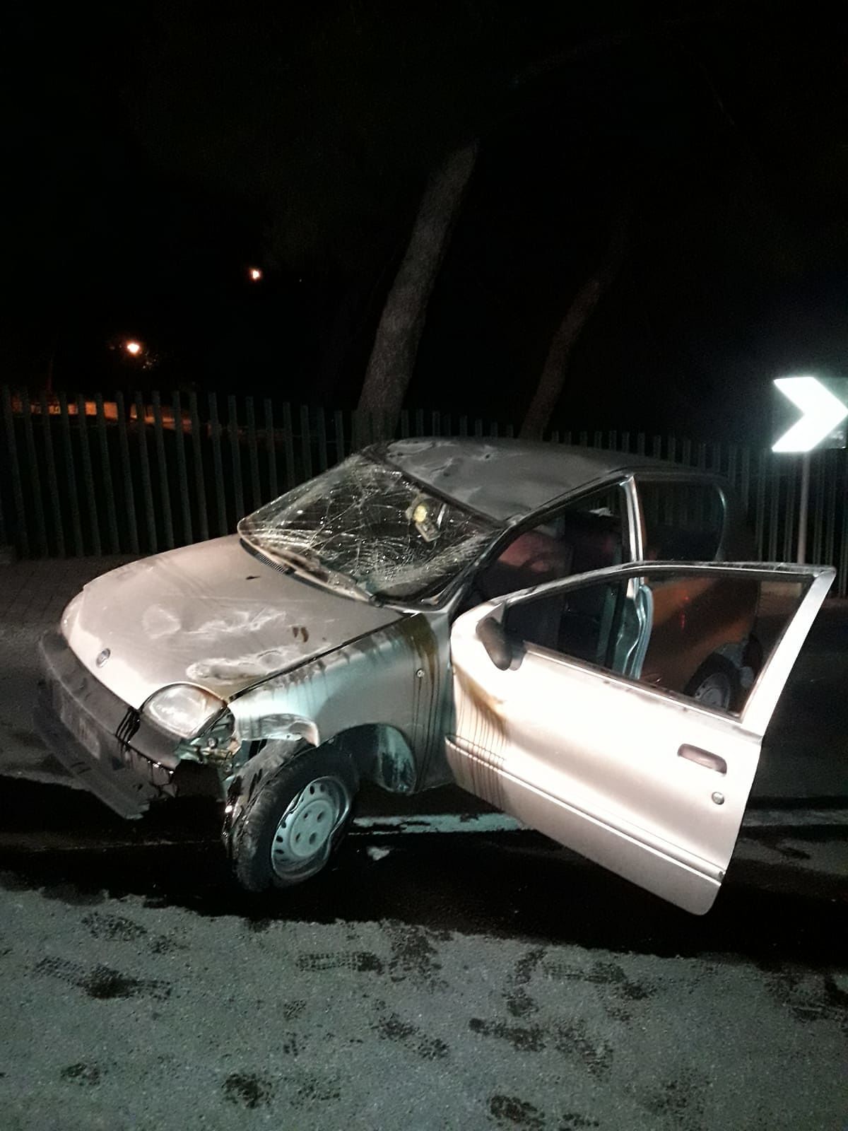 Perde il controllo, si schianta su un palo e si ribalta in viale Europa: ferita una 18enne