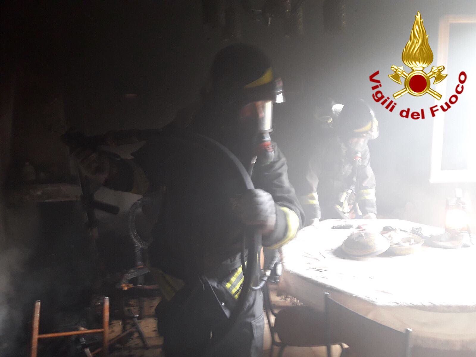 Sardegna, scoppia incendio in casa a Posada: paura per un’anziana