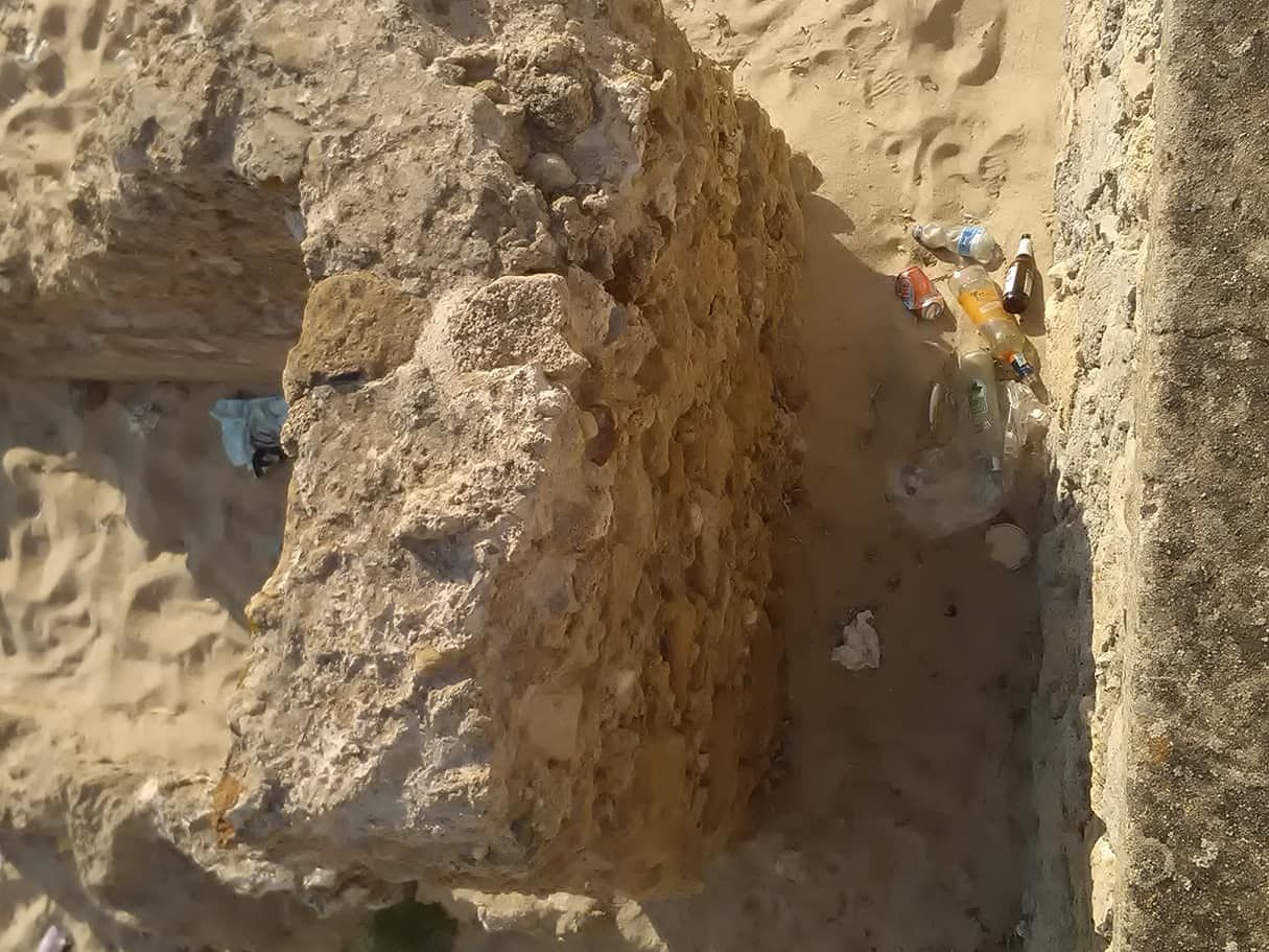 I super cafoni dei rifiuti deturpano persino Nora: discarica sotto l’area archeologica