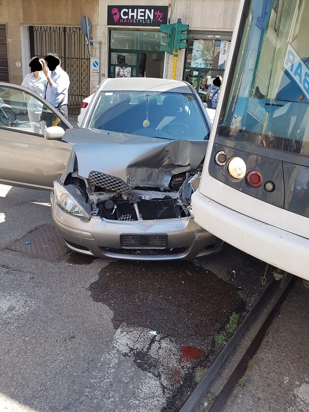 Cagliari, schianto auto-metro in via Puccini: “Ci abbiamo fatto l’abitudine”