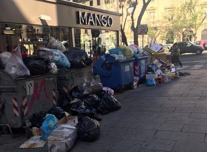 Cagliari, cumuli di spazzatura a due passi dal Largo