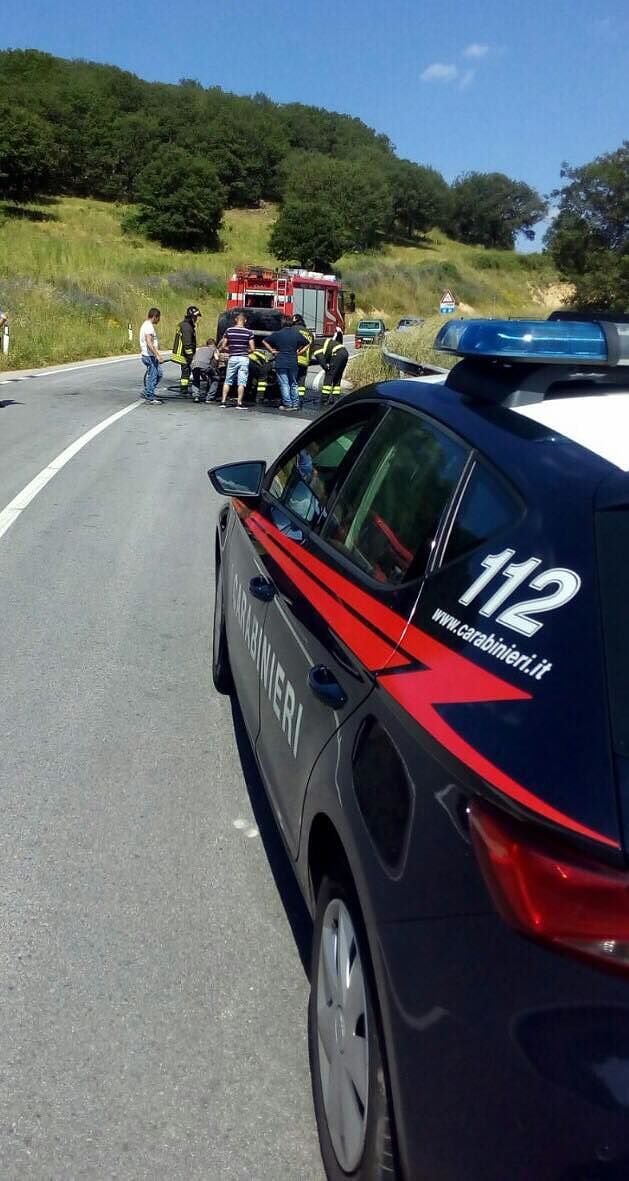 Sardegna, auto in corsa prende improvvisamente fuoco: conducente salvo per miracolo