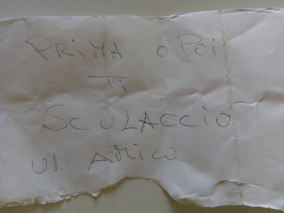 Cagliari, cartello nell’auto di una commessa a San Michele: “Prima o poi ti sculaccio”
