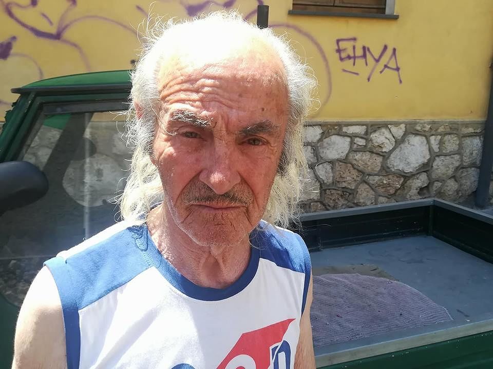 Le lacrime di Franco, cantante di San Benedetto: “Aiutatemi a pagare l’assicurazione dell’Apixedda”