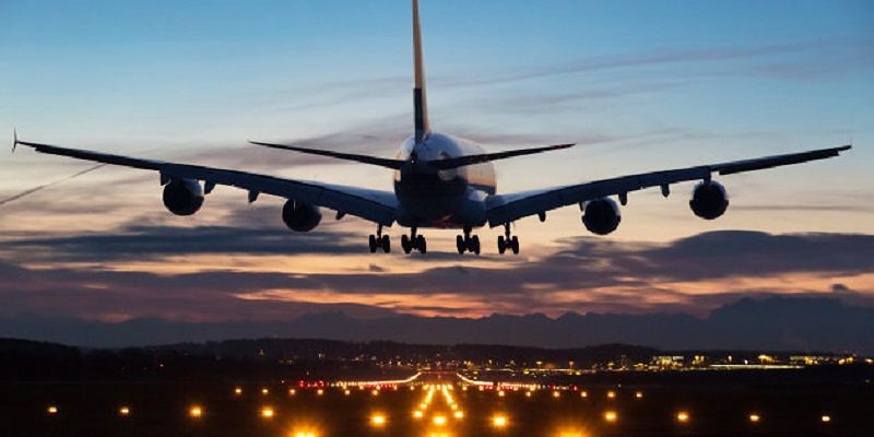 Addio al celibato con rissa, ubriachi costringono aereo ad atterraggio d’emergenza