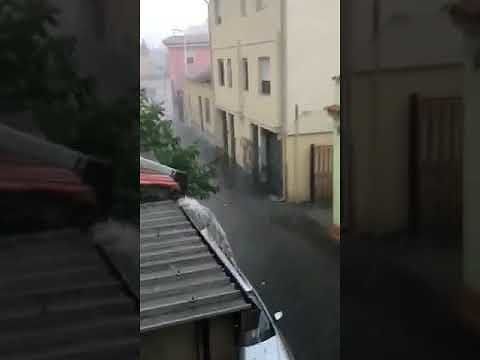 Un fiume scorre forte sulle strade di Assemini dopo il temporale: il VIDEO in diretta