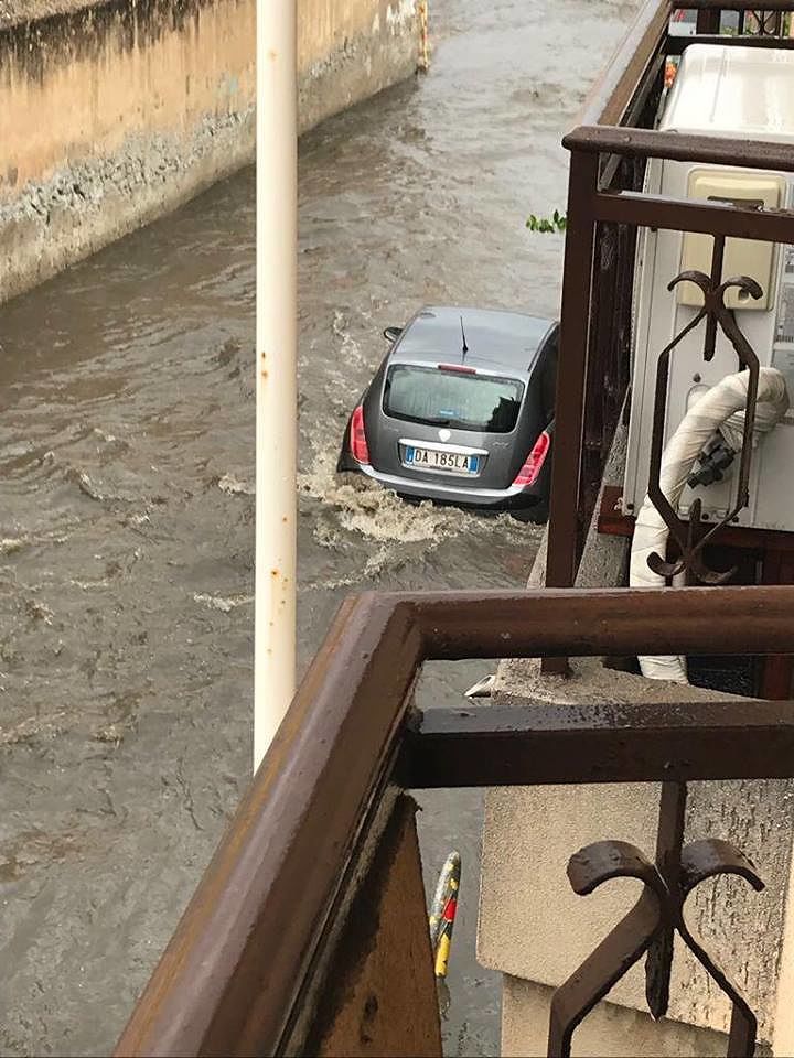 Pirri, via S’Arriu, una domenica d’estate: il nubifragio mette a rischio le auto