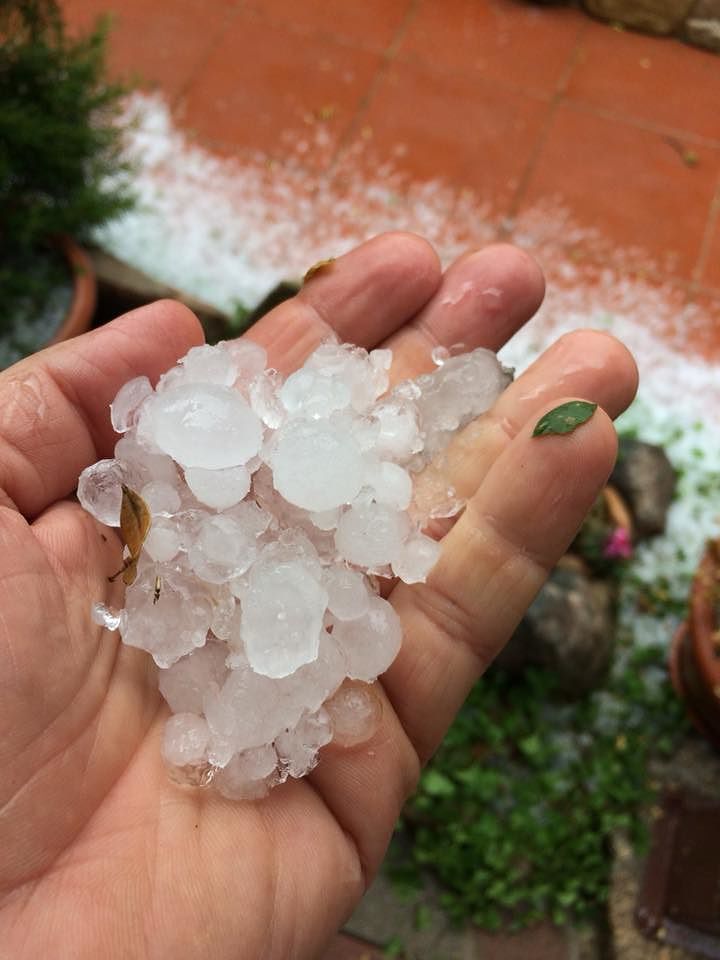 A Tempio la grandine imbianca le strade a giugno: in meno di 15 minuti blocca una strada (VIDEO)