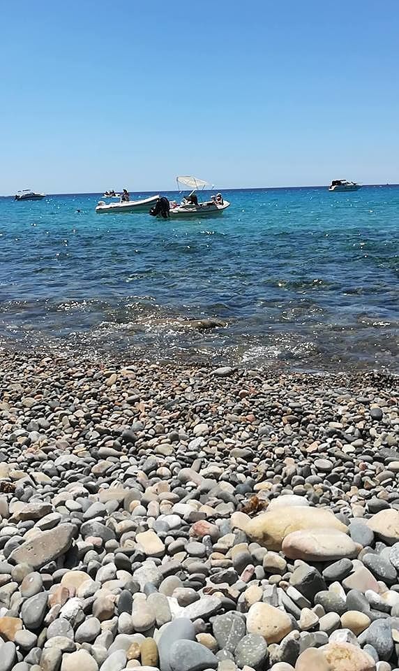 “Gommoni a ridosso della spiaggia, pericolo sicurezza per i bagnanti a Cala Regina”