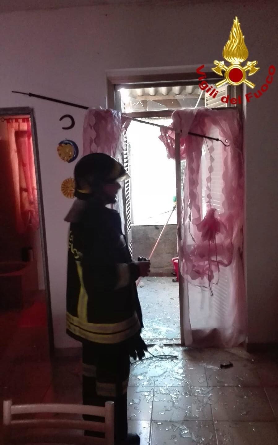 Sardegna, esplosione in casa per la fuga di gas da una bombola: un ferito