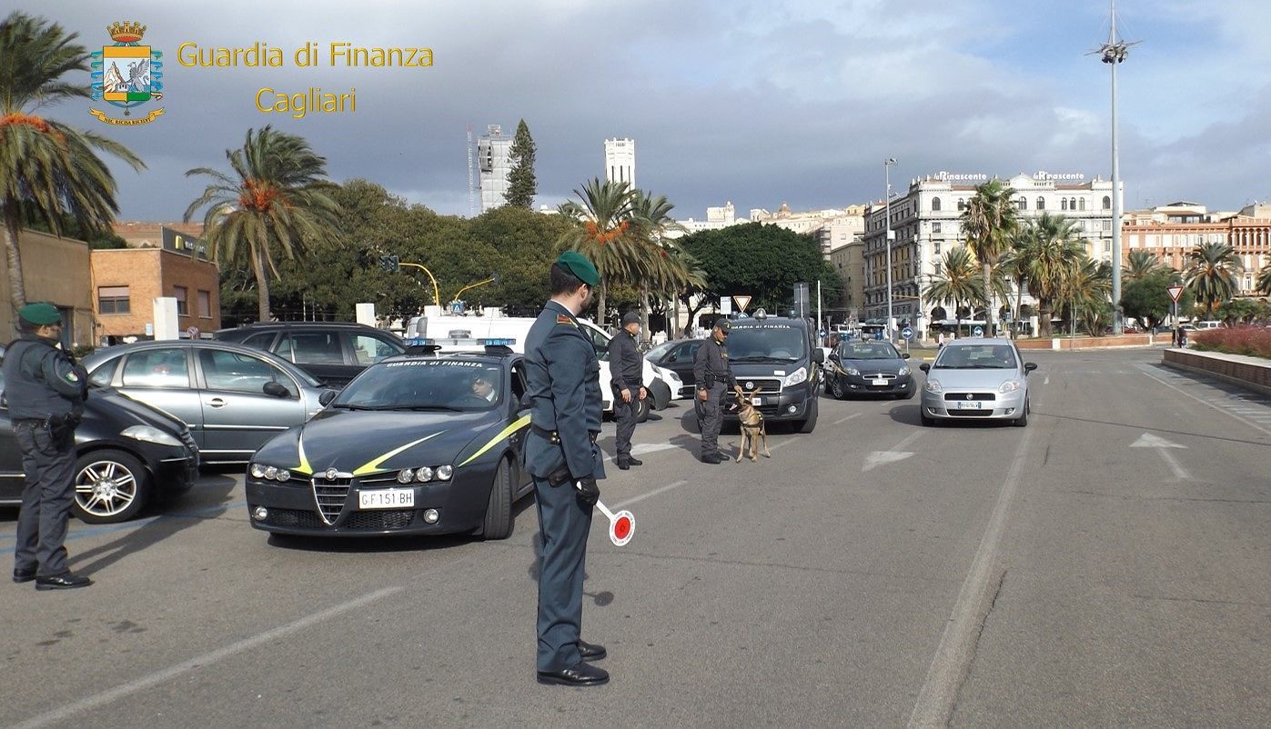 Cagliari, blitz della Finanza tra stazione e porto: dieci giovani segnalati per droga