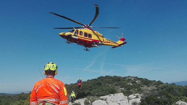 Sardegna, due tragedie sfiorate: una ragazza rischia di annegare, una turista salvata dall’elicottero
