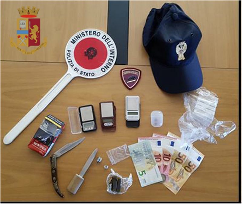 Droga, coltello e pugnale nascosti in casa: 30enne di Iglesias nel sacco