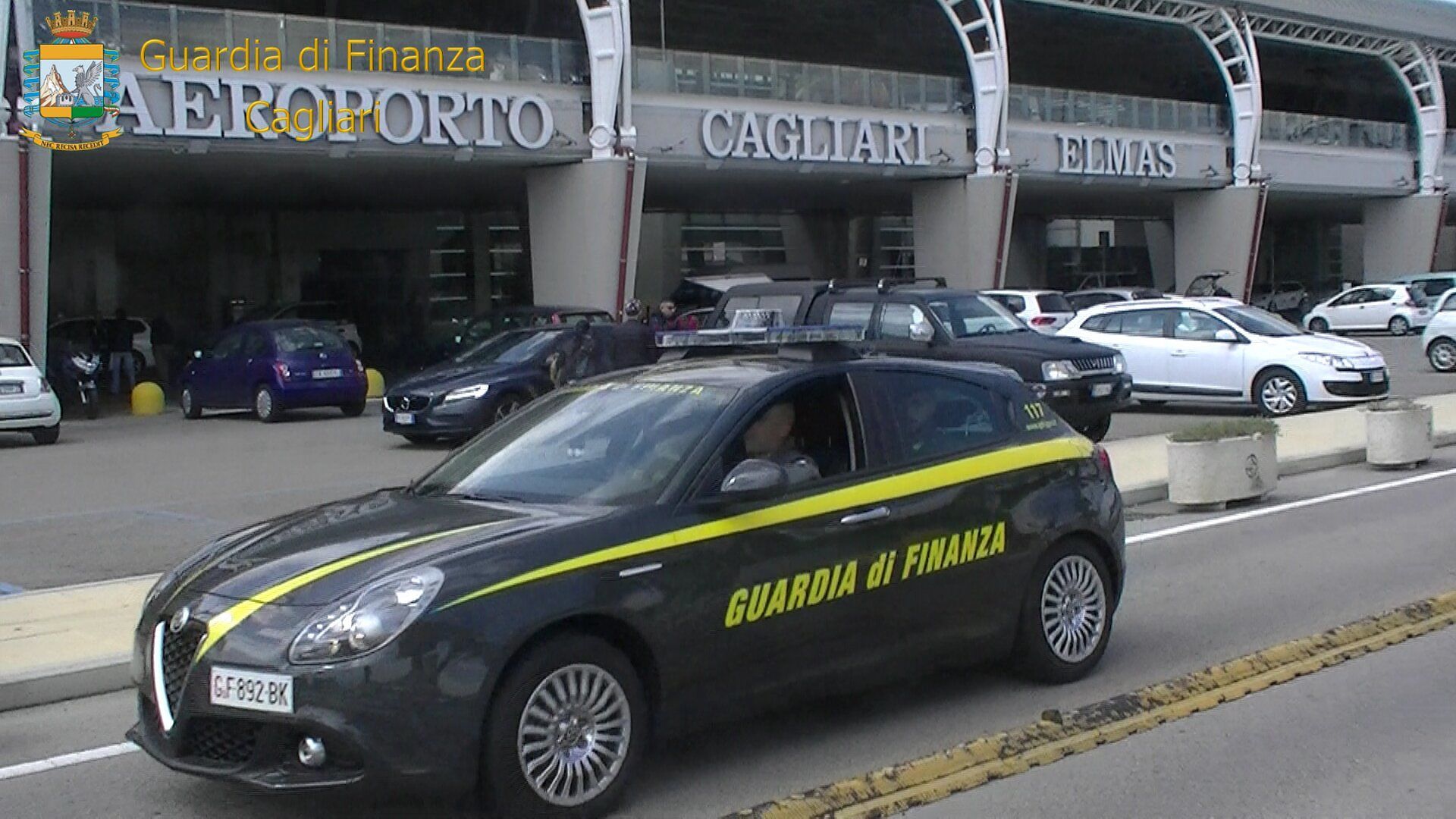 Cagliari, trovato all’aeroporto con 40 mila euro in contanti: scatta la maxi multa