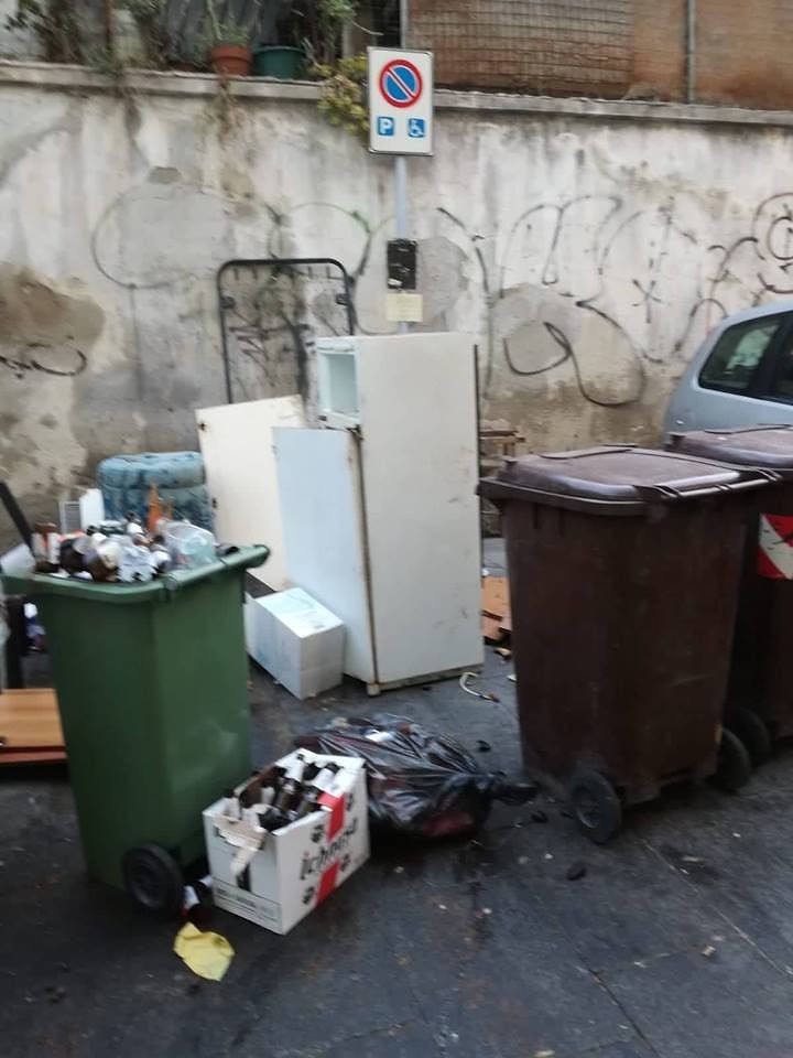 Cagliari: “Numero verde sempre occupato, città invasa da rifiuti ingombranti”