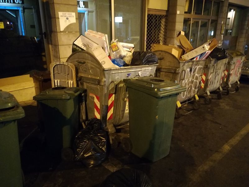 Cagliari, caccia quotidiana ai “caddozzi” dei rifiuti: “Le multe? Da 50 a 620 euro”