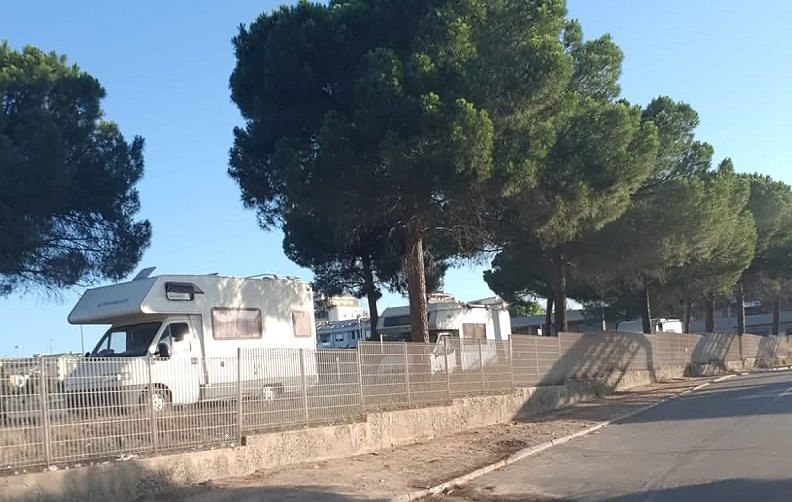 Cagliari, era stato appena sgomberato: riecco i camper nel parcheggio del Brotzu