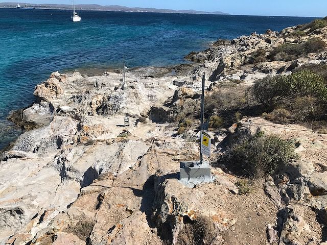 Carloforte, allarme per la bellissma caletta della Bobba: “Chi autorizza quella recinzione?”