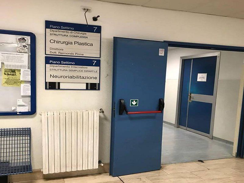 Cagliari, 200 malati disperati e in lotta: “Non chiudete Chirurgia plastica e Centro ustioni del Brotzu”