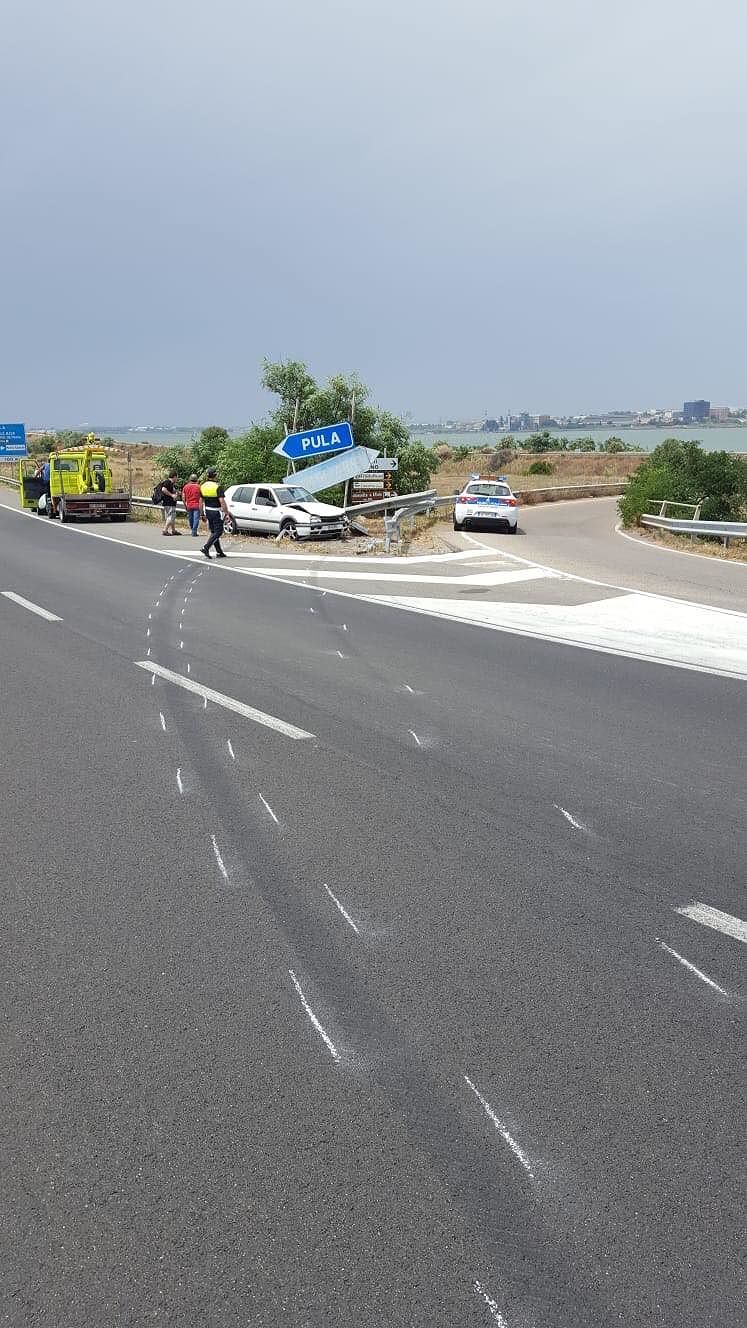 Pula, perde il controllo dell’auto sulla ss195 e finisce contro il guardrail