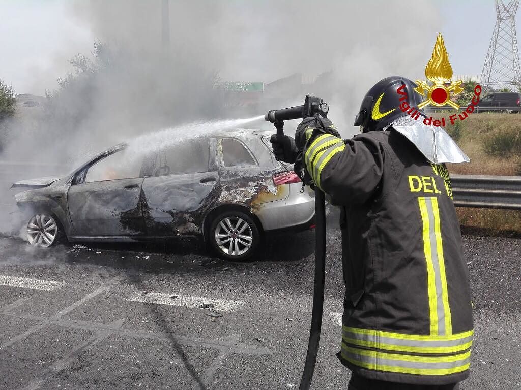 Auto in fiamme sulla 131 all’altezza di Monastir, momenti di grande paura